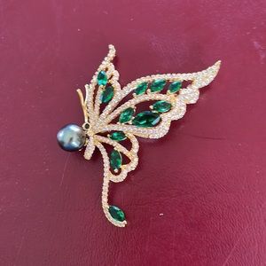 Butterfly pin with pearl